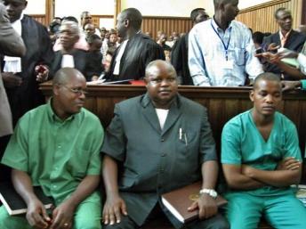 Trois des onze accusés de l’assassinat d’Ernest Manirumva devant la cour de Bujumbura, le 19 janvier 2011, avant l’ajournement du procès. AFP / Esdras NDIKUMANA