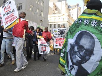 Des membres du parti de l'ANC manifestent devant le tribunal de Johannesburg contre l'exposition du portrait controversé du président sud-africain Jacob Zuma, le 22 mai 2012. Reuters / Ihsaan Haffejee