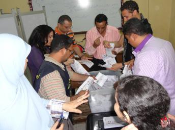 Dépouillement jeudi 24 mai 2012 au soir dans un bureau de vote du quartier de Sayeda Zeinab au Caire. RFI/Véronique Gaymard