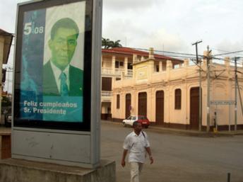 Portrait du président Obiang Nguema dans une rue de Malabo en Guinée équatoriale, le 10 jullet 2008. (Photo: AFP)