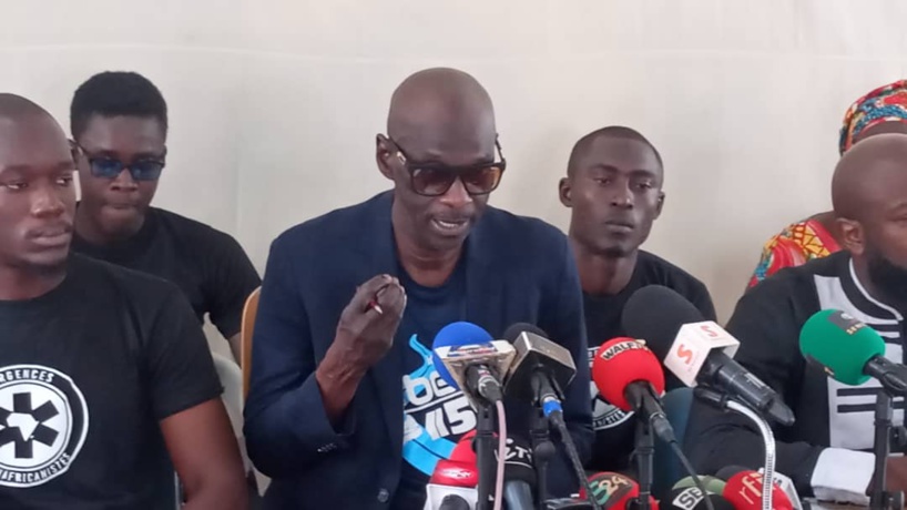 Arrêté à l’AIBD, Kémi Séba met en garde le commissaire Faye et son boss (avocat) Arrêté à l’AIBD, Kémi Séba met en garde le commissaire Faye et son boss (avocat)