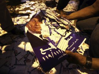 Des tracts du candidat Morsi ont été répandus dans la rue à l'extérieur de son QG du Caire, lundi 28 mai 2012. REUTERS/Amr Abdallah Dalsh