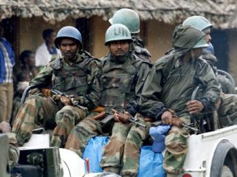 Des soldats de la Monusco patrouillent dans les rues de Luvungi, dans le Nord-Kivu, le 4 septembre 2010 AFP / MARC HOFFER