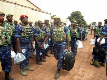 Les militaires burkinabè de la force ouest-africaine à leur arrivée à l'aéroport de Bissau le 17 mai 2012 AFP PHOTO /ALFA BA