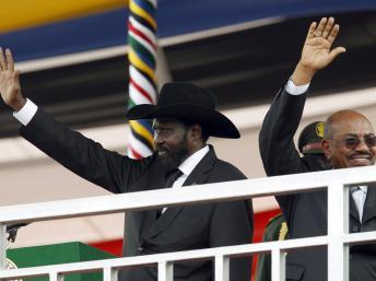 Le président du Soudan du Sud Salva Kiir et le président du Soudan Omar el-Béchir saluent la foule durant la cérémonie d'indépendance à Juba , le 9 juillet 2011. REUTERS/Goran Tomasevic