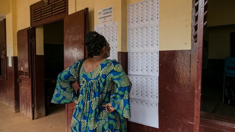 A Yaoundé, une électrice examinant les listes électorales pour y trouver son nom, lors des élections législatives et municipales, au Cameroun, le 9 février 2020 (illustration). AFP