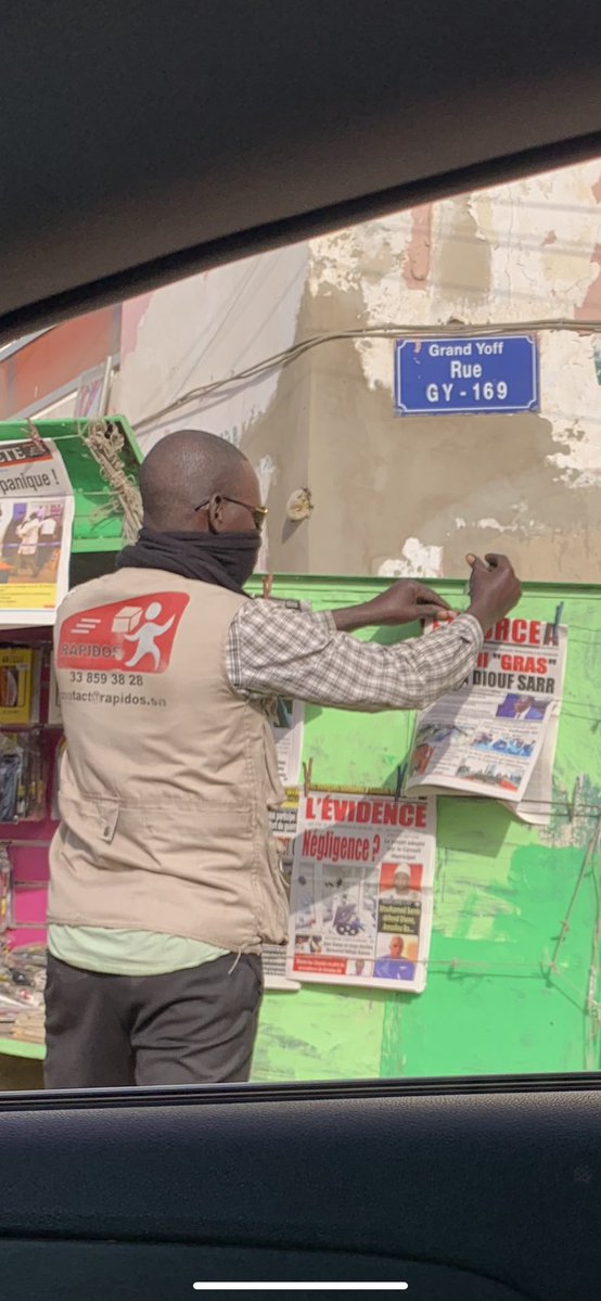 Un vendeur de journaux à Dakar qui utilise son turban comme masque de protection... Photo prise par Demba Gueye, initiateur du Hastag Kebetu