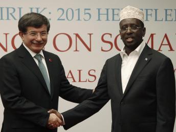 Le chef de la diplomatie turque Ahmet Davutoglu accueille le président somalien Cheikh Cherif Ahmed à Istanbul le 1er juin 2012. REUTERS/Osman Orsal
