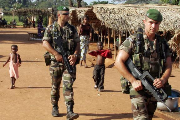 Côte d'Ivoire: polémique autour de la formation de cadres FRCI par l'armée française