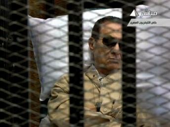 Capture d'écran de la télévision égyptienne montrant Hosni Moubarak à l'énoncé du verdict, le 2 juin 2012. AFP PHOTO/EGYPTIAN TV