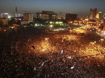 Au Caire, la place Tahrir a de nouveau été envahie de manifestants après l'annonce du verdict du procès de l'ancien président Hosni Moubarak, ce samedi 2 juin 2012. Reuters / Mohammed Salem