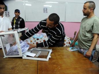 Des officiels récupèrent des bulletins de vote, lors des élections législatives à Alger, le 10 mai 2012. AFP / Farouk Batiche