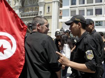 Un policier anti-émeutes s'adresse à un manifestant, lors d'un rassemblement anti-gouvernemental avenue Bourguiba, à Tunis, le 2 juin 2012. Reuters / Zoubeir Souissi