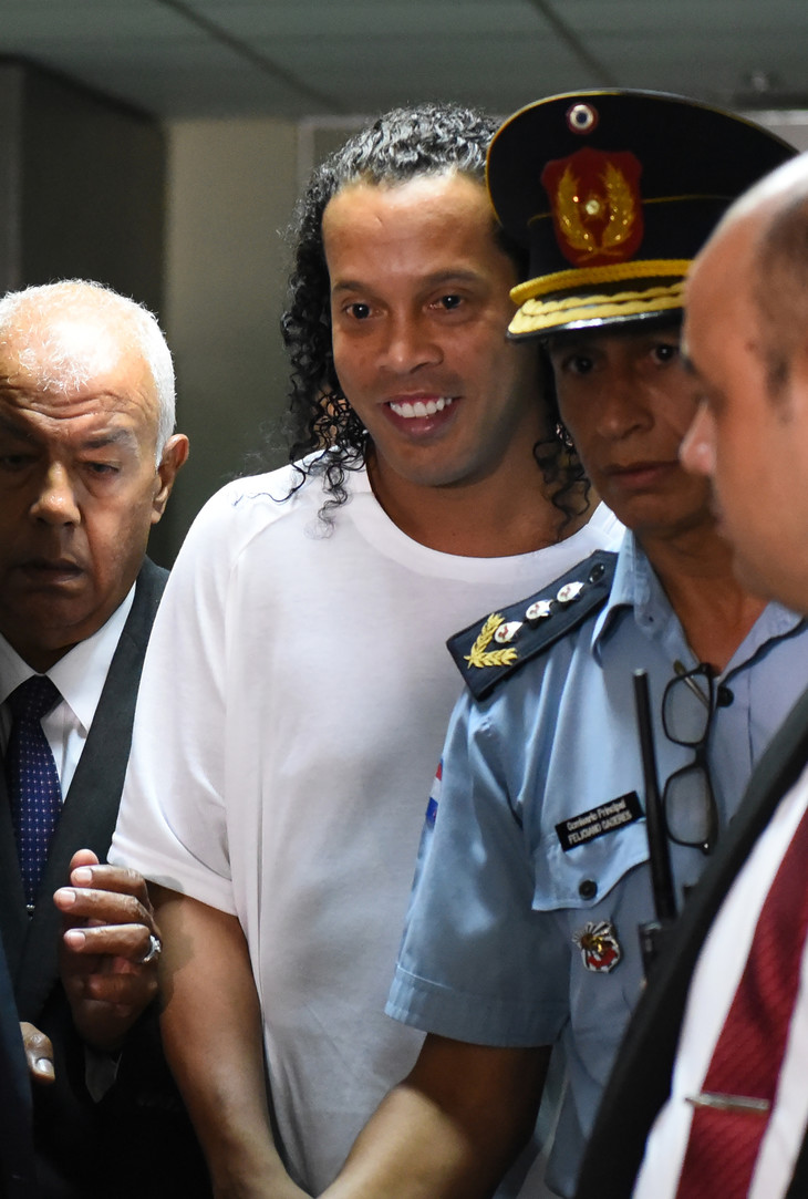 Affaire faux passeport: Ronaldinho placé en détention par la justice de Paraguay