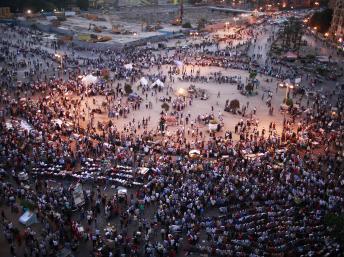 Une fois la journée de travail achevée et la chaleur tombée, c’est par milliers que les manifestants ont une nouvelle fois convergé vers la place Tahrir, dimanche 3 juin 2012. Reuters / Suhaib Salem