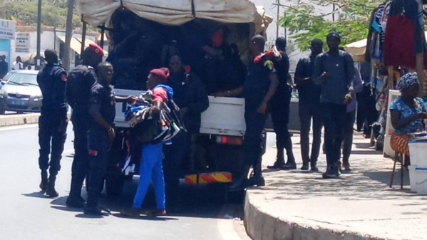 Marche des étudiants non orientés: quand la police sermonne les manifestants pour éviter les affrontements Marche des étudiants non orientés: quand la police sermonne les manifestants pour éviter les affrontements