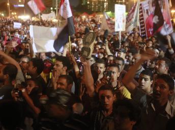 Les manifestants rassemblés place Tahrir crient des slogans contre le candidat Ahmed Chafiq, le 4 juin 2012. REUTERS/Asmaa Waguih