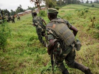 Des soldats des FARDC en pleine traque d'une position des rebelles du M23 au Nord-Kivu, le 24 mai 2012. AFP / PHIL MOORE