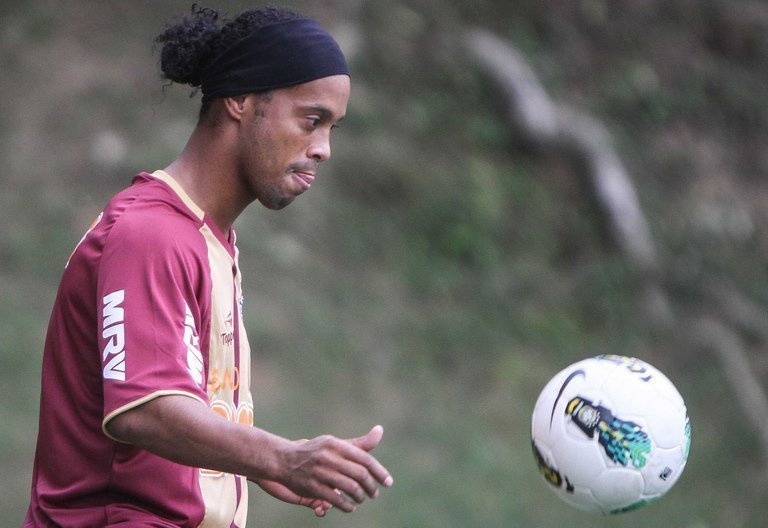 Foot-Brésil: Ronaldinho signe à l'Atlético Mineiro