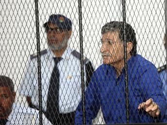 Bouzid Dorda, ancien Premier ministre libyen dans les années 1990 et chef des services de renseignements extérieurs de Mouammar Kadhafi en 2009, lors de son procès, le premier d'un haut dignitaire de Mouammar Kadhafi, le 5 juin 2012 à Tripoli. Reuters / Ismail Zitouny