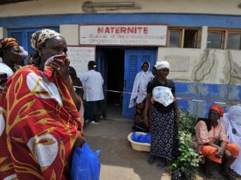 Femmes devant une maternité d'Abobo, à Abidjan, le 23 avril 2011. AFP/Issouf Sanogo