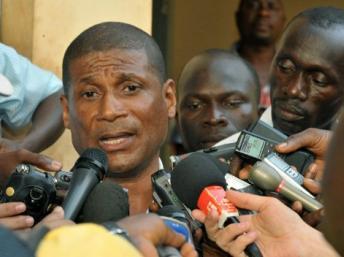 Fernando Vaz, ministre de la Communication et porte-parole du gouvernement de Bissau, confirme que le retrait de la mission militaire angolaise se déroule sans entraves. AFP PHOTO/ SEYLLOU