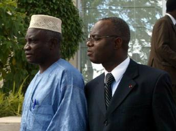 Moïse Lida Kouassi, ici acec avec son homologue du Togo le général Tijany (g) à la réunion de la Cédéao, le 22 Septembre 2002 à Abidjan. AFP PHOTO ISSOUF SANOGO.
