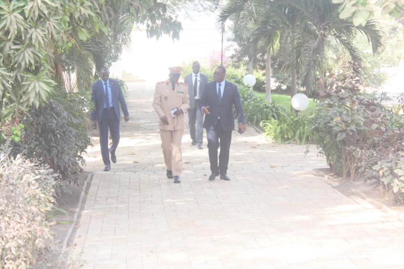 Réunion d’urgence au Palais : Macky Sall vient de faire son entrée dans la Salle des banquets Réunion d’urgence au Palais : Macky Sall vient de faire son entrée dans la Salle des banquets