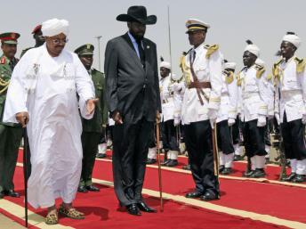 Le président soudanais Omar el-Béchir (G) accueille son homologue du Soudan du Sud Salva Kiir à son arrivée à l’aéroport de Khartoum, le 8 octobre 2011. Reuters/ Mohamed Nureldin Abdallah
