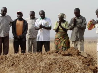 Jos (Etat du Plateau) est fréquemment le lieu d'affrontements interethniques et religieux. Sur la photo, une famille enterre trois des siens en décembre 2011. REUTERS/Afolabi Sotunde