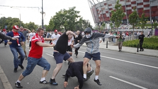 Euro 2012: 130 hooligans russes et polonais interpellés