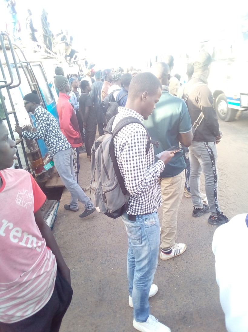 Keur Massar: les nouvelles mesures du ministre des Transports occasionnent de grands rassemblements devant les arrêts bus