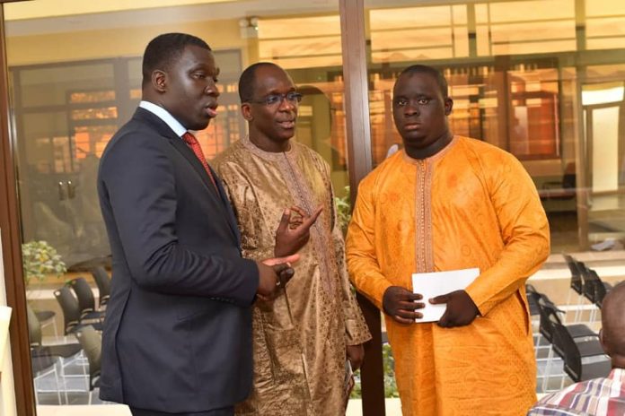 Amadou Samba ici en boubou jaune moutarde en compagnie du ministre de la Santé
