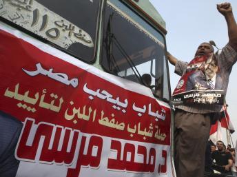 Des supporters de Mohamed Morsi célébrent leur victoire le 18 juin place Tahrir, alors que les résultats officiels ne seront publiés que le 21 juin. REUTERS/Amr Abdallah Dalsh