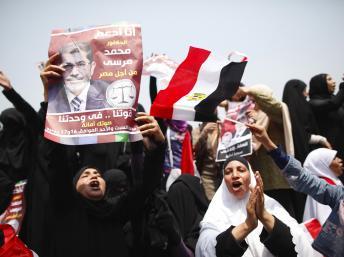 Des partisans du leader des Frères musulmans Mohamed Morsi, se sont rassemblés ce lundi 18 juin place Tahrir au Caire, pour célébrer la victoire de leur candidat. Reuters/Ahmed Jadallah