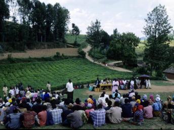Une «gacaca» au Rwanda en 2003 dans le village de Gotovo. Getty Images