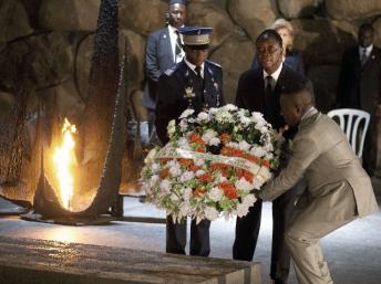 Lors de sa visite en Israël, le président ivoirien Alassane Ouattara (C) s’est recueilli au mémorial de Yad Vashem. A Jérusalem, le 17 juin 2012. Photo AFP/Menahem Kahana
