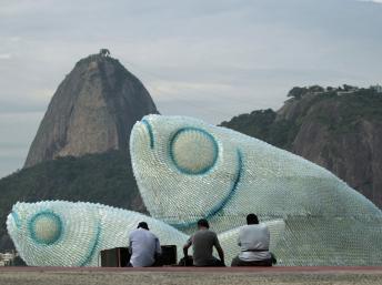 Des poissons géants, construits à base de bouteilles en plastique, sont exposés sur la plage de Botafoga, à Rio. REUTERS / Ueslei Marcelino