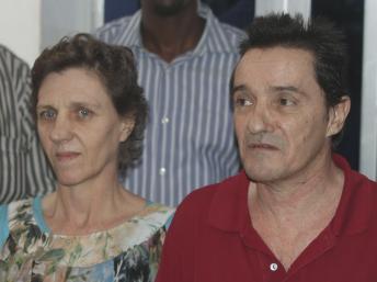 Bruno Pelizzari et Debbie Calitz, le couple sud-africain détenu par les pirates somaliens, après leur libération le 21 juin 2012. REUTERS/Feisal Omar