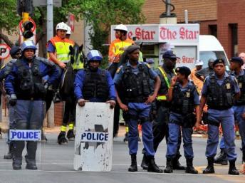 La police sud-africaine dans les rues de Johannesburg, le 27 avril 2011. AFP PHOTO / ALEXANDER JOE