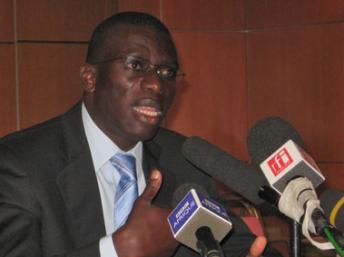 Maître Rodrigue Dadjé, avocat de Simone Gbagbo, face aux journalistes à Abidjan, le 16 mars 2009. RFI/Navarro