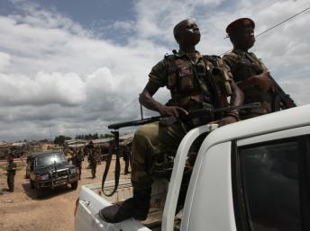 Des militaires ivoiriens près de la frontière libérienne après un raid meurtrier provoqué par des miliciens pro Gbagbo. REUTERS/Luc Gnago