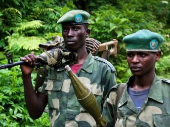Deux membres du mouvement rebelle M23 patrouillent dans une zone du Nord-Kivu, le 3 juin 2012. AFP PHOTO / MELANIE GOUBY