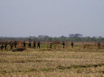 L’armée burundaise en patrouille prés de Rukoko le 17 septembre 2010. AFP/ESDRAS NKIKUMANA