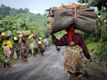 Des déplacés de la région de Rutshuru sur la route près d’un village de Kabindi, le 21 mai 2012. AFP/ PHIL MOORE