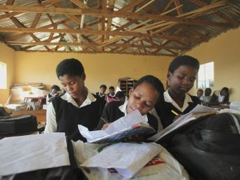 Ecole à Mwezeni en Afrique du Sud. Dix-huit ans après la fin de l'apartheid, de graves inégalités demeurent. REUTERS/Ryan Gray