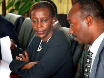 La chef de la diplomatie rwandaise, Louise Mushikiwabo (g) rejette les accusations de la RDC de soutenir la rébellion à l'est du pays. AFP PHOTO / JUNIOR D.KANNAH