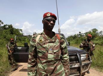 Le commandant Losseni Fofana et ses hommes, près de la frontière libérienne le 17 juin 2012. REUTERS/Luc Gnago