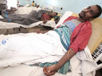 Les rescapés ethiopiens reçoivent des soins dans un hôpital de la capitale tanzanienne, le 27 juin 2012. REUTERS/Stringe