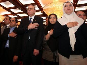 Le Premier ministre par intérim, Abdel Rahim al-Kib (c) appelle, lors d'une réunion de campagne à Tripoli le 25 juin, à la participation massive des femmes aux législatives du 7 juillet 2012. AFP PHOTO/MAHMUD TURKIA